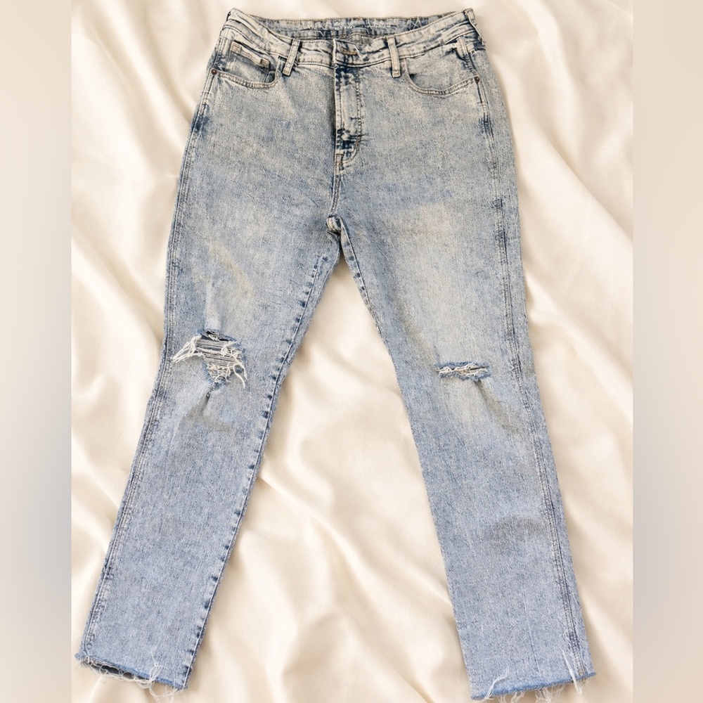 Women’s High Rise Vintage Slim Jeans Light Wash Distressed 29 Inseam Raw Hem